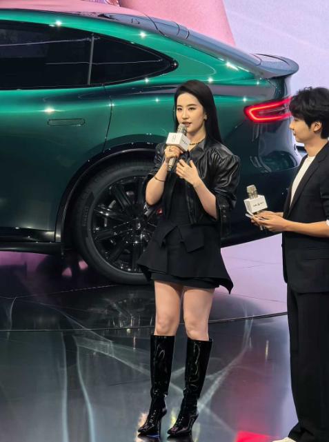 智界及问界秋季新品发布会上，神仙姐姐 刘亦菲 亮相再度吸睛！鸿蒙智行聚势发力，累