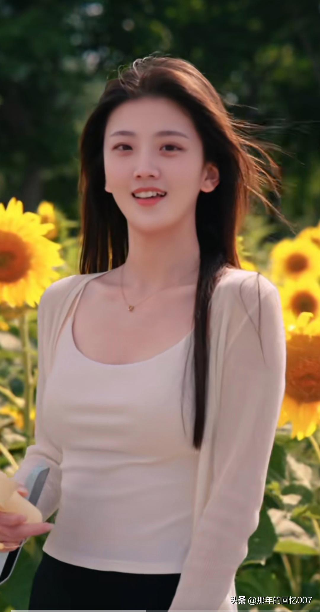 女人如何穿出含蓄的性感? 海边漫步，轻纱飘逸，海风拂面，自在悠然。