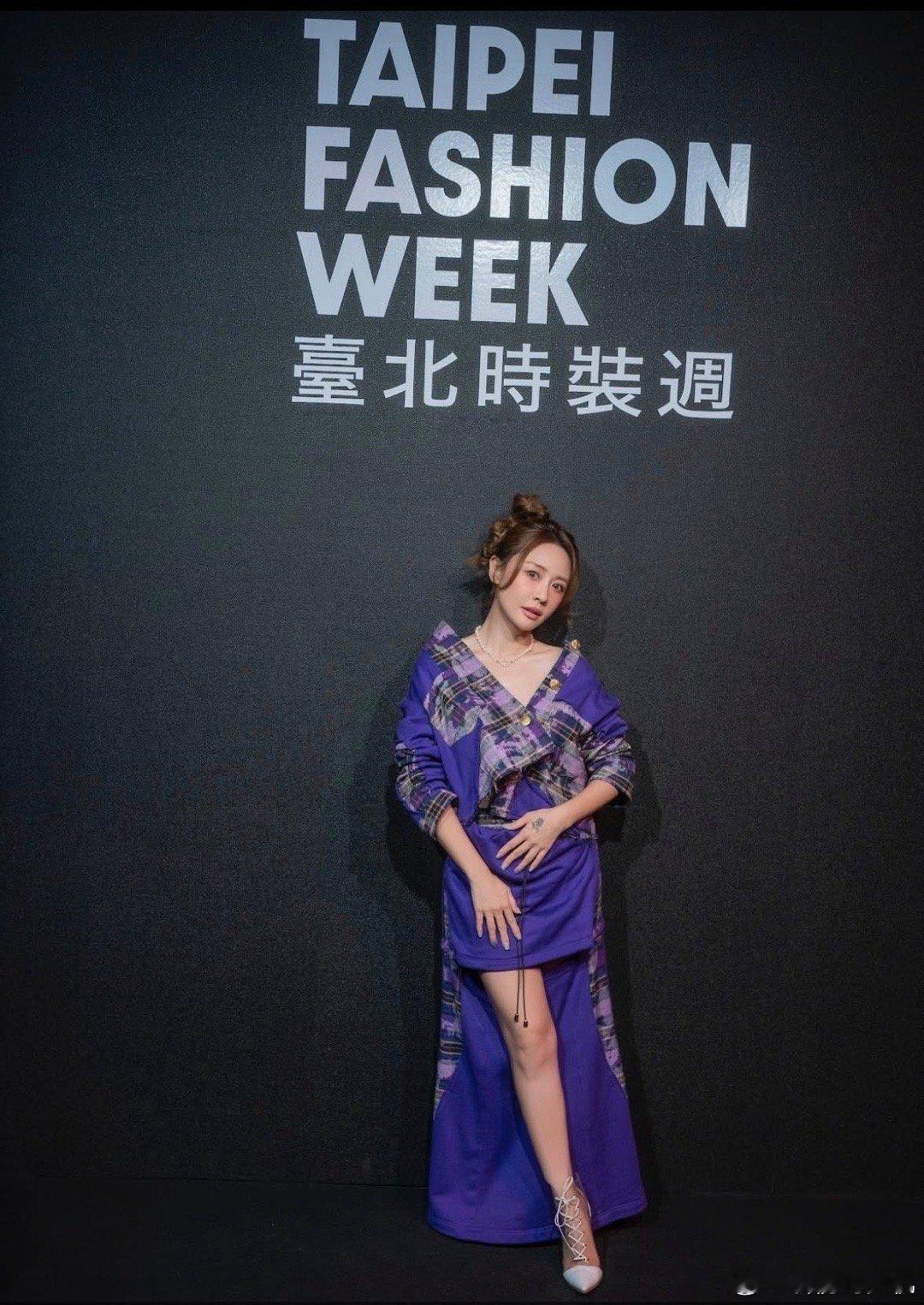 赖薇如台北时装周造型（她有阵子没营业了，大家都调侃她可能当兵去了） ​​​