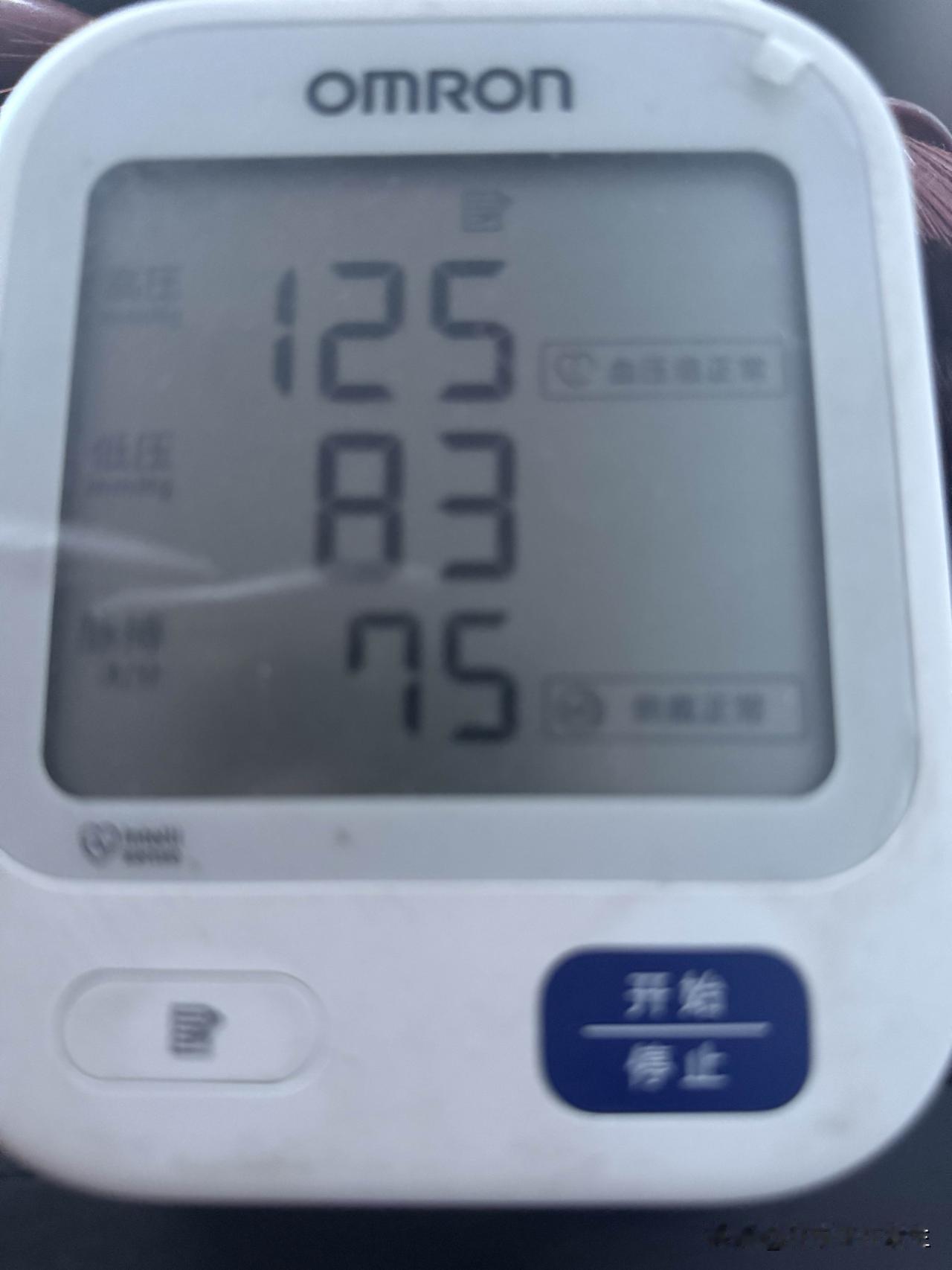 三次血压，中间有一次舒张压略高。
可能和吃这止痛药有关系。吃了两天止痛药血压就上