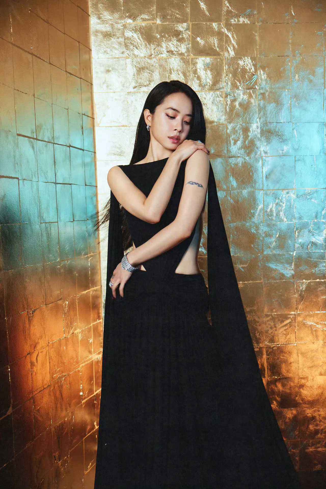 蔡依林｜金曲奖造型出图，身穿BALENCIAGA 冬季2026系列，佩戴宝格丽高