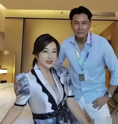 刘晓庆不愧是拍过武则天的人，从年轻到老都比武则天更胜一筹，老了永远不服输，也不服