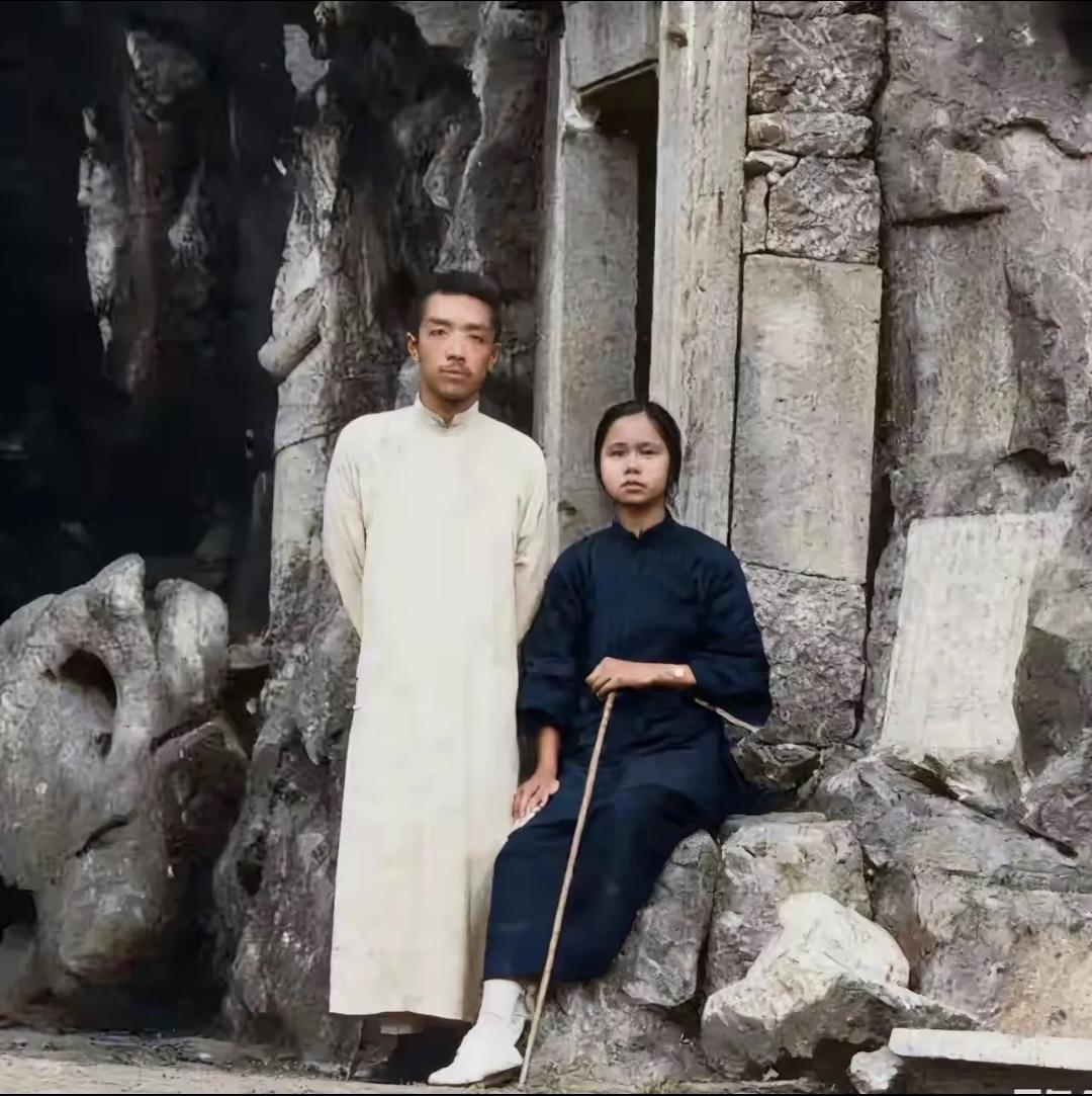 1923年9月，胡适带着已经同居的表妹曹诚英在杭州烟霞洞游玩时，留下的...