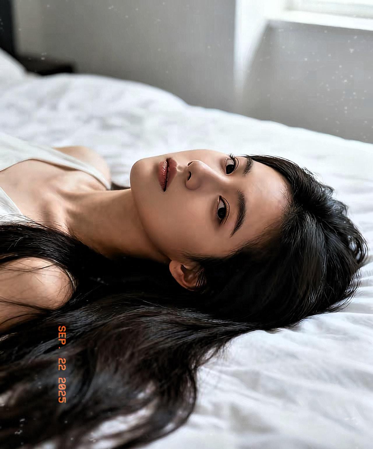 宝宝九点就蜷成小团子睡熟了，可我盯着手机屏幕，明明眼皮沉得像挂了铅，手指却还在划