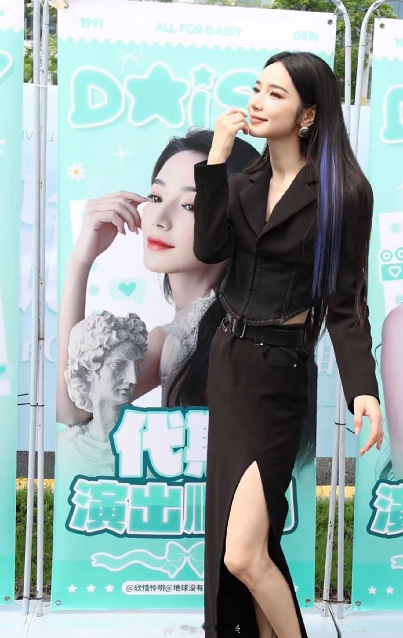 代斯宠粉力拉满了代斯复刻易拉宝十五连拍 笑死了，代斯打卡粉丝应援易拉宝和注水旗，