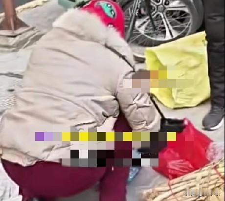 1月30日，河南郑州，一对父母从老家坐了7、8个小时的车来给3个儿子送土特产，老