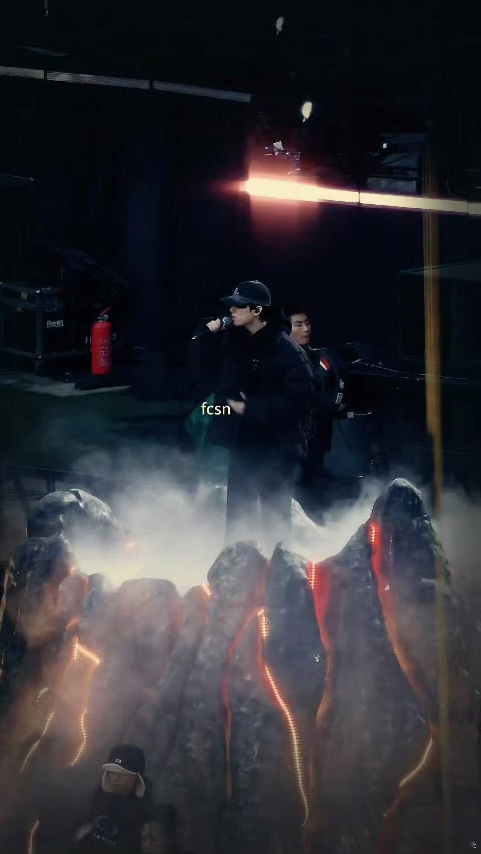 严浩翔solo舞台有火山，哇，