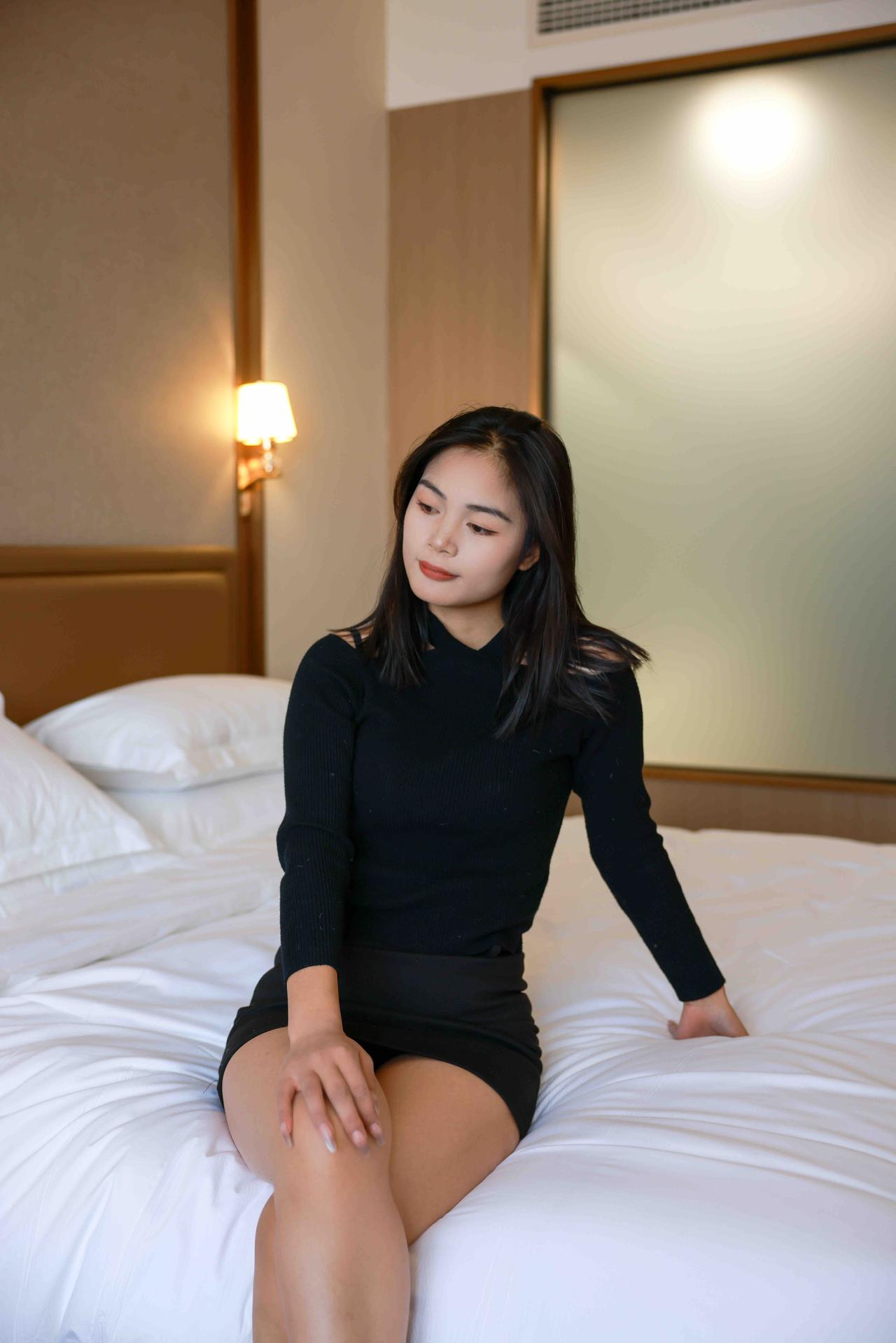 组图｜独处的温柔时刻
暖黄的壁灯揉碎了房间里的静谧，白色床品铺展成柔软的背景，黑