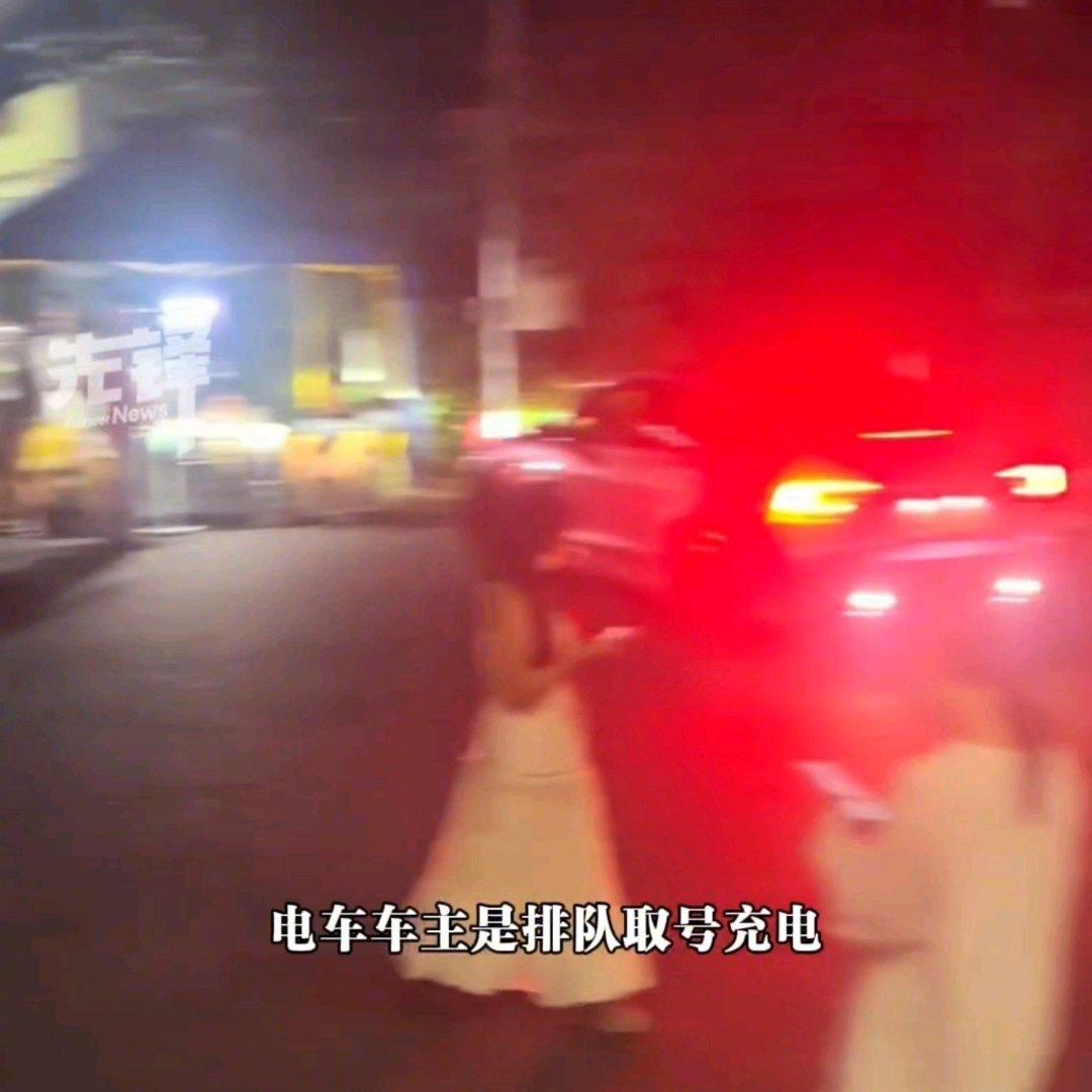 排号99位，等5小时！1780万辆新能源车挤爆高速，有车1%电量被推着走

国庆