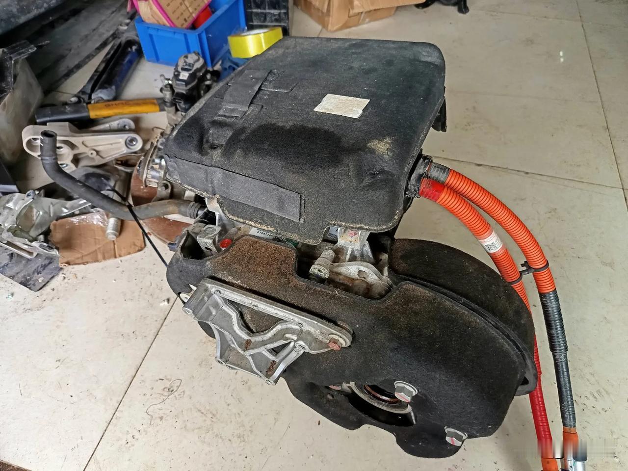 比亚迪的电动机
不贵啊，那么大一台100KW的机器
才8000多块钱
电动机对比