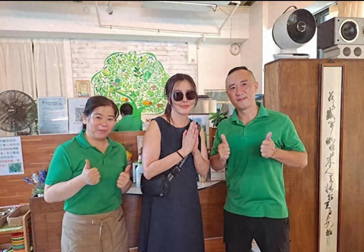 美人迟暮，57岁的王祖贤面部吓人变化大。
近日，许久未见的王祖贤现身台中的一家餐