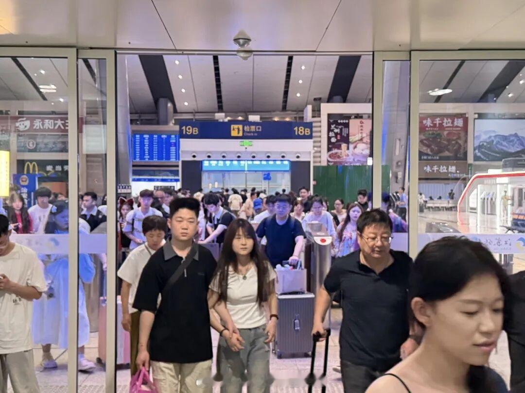 暑运铁路【暑运首开歌迷专列！京津城际深夜护航观演旅客“最后一公里”】为服务北京演