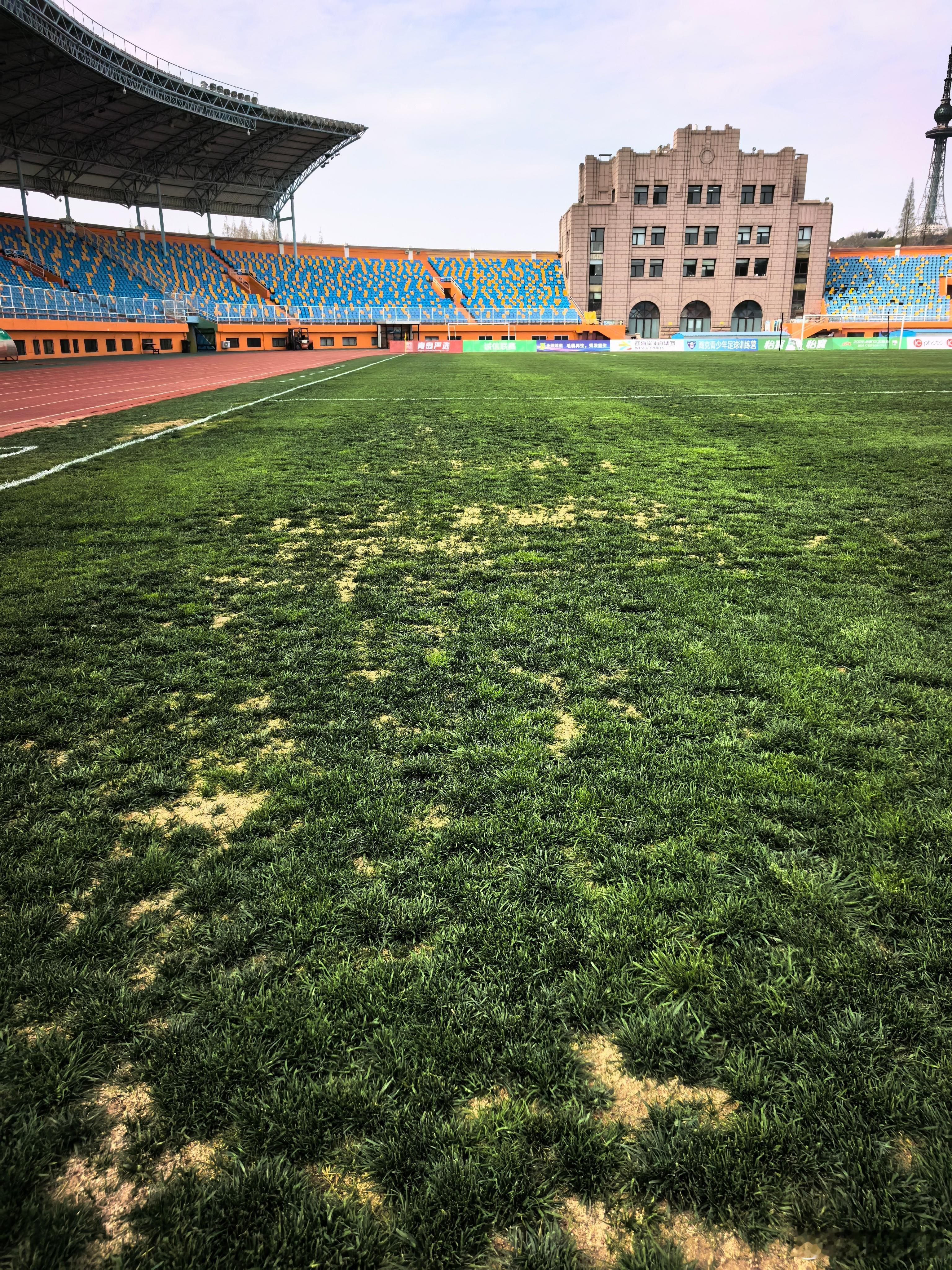 住的是以前住过的酒店，踢的是以前比赛过的场地。那会这支中能是真不好踢，尤其张外龙