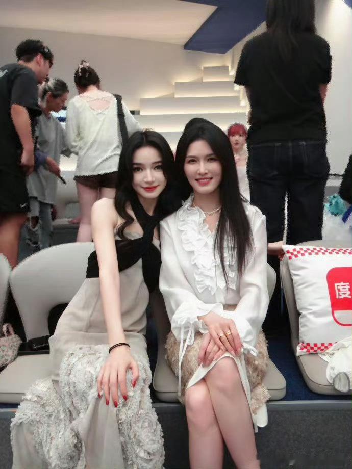 徐洁儿感谢张慧雯代斯综艺旅途虽短，情谊却格外绵长，相伴同行的点滴，都成为独家美好