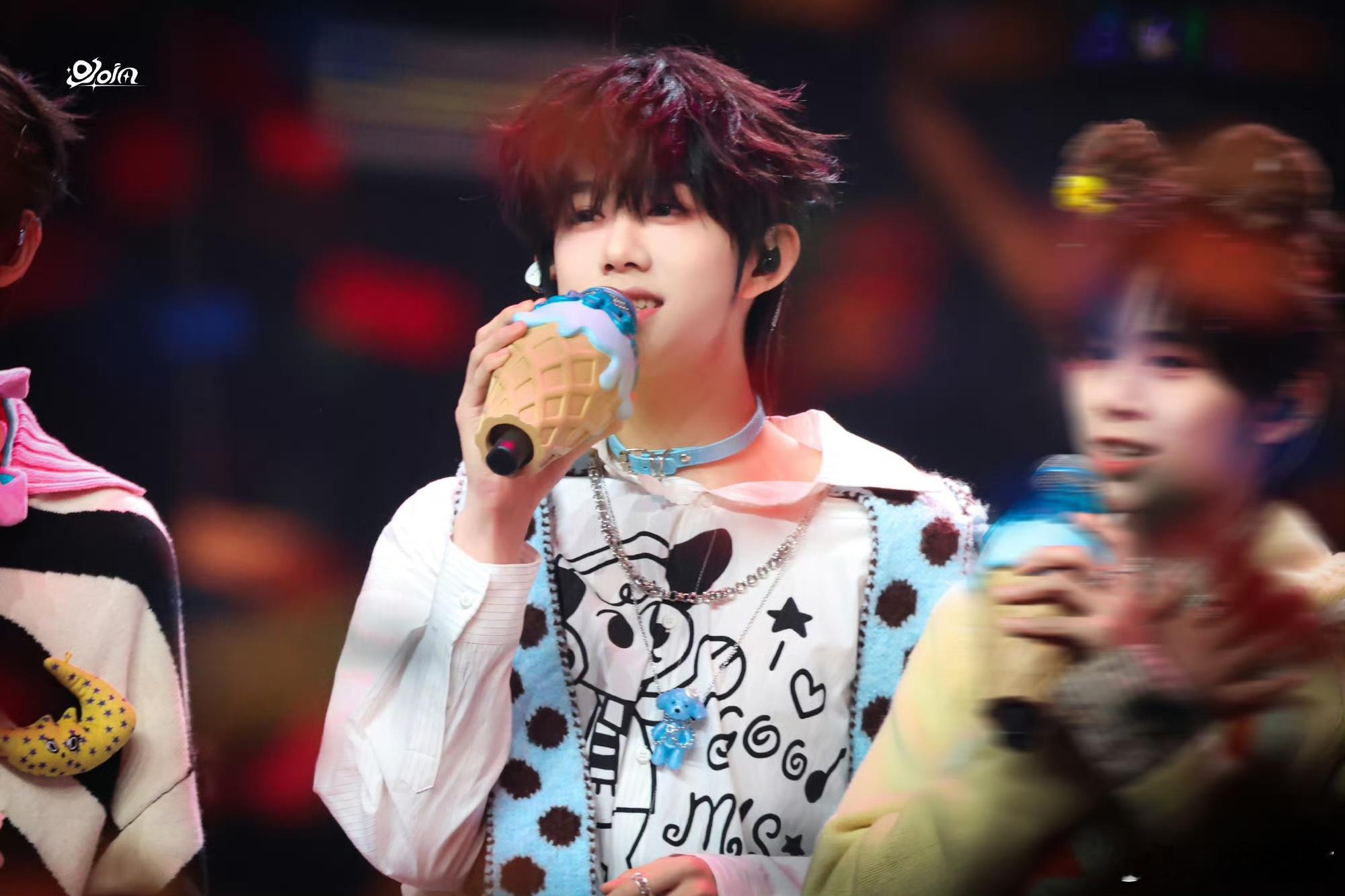 陈奕恒拍拍灰舞台 陈奕恒拍拍灰唱歌舞台氛围感拉满，舞台上的他状态绝佳，尽显少年独