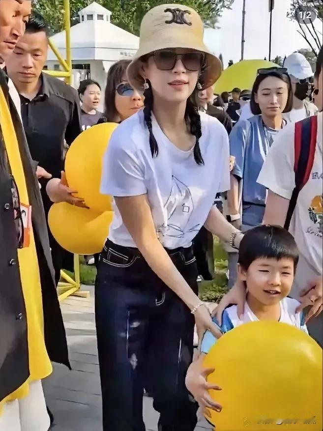 章子怡儿子四岁了，眉清目秀，五官精致，活泼好动，和他爸好像，你们认为呢？#章子怡