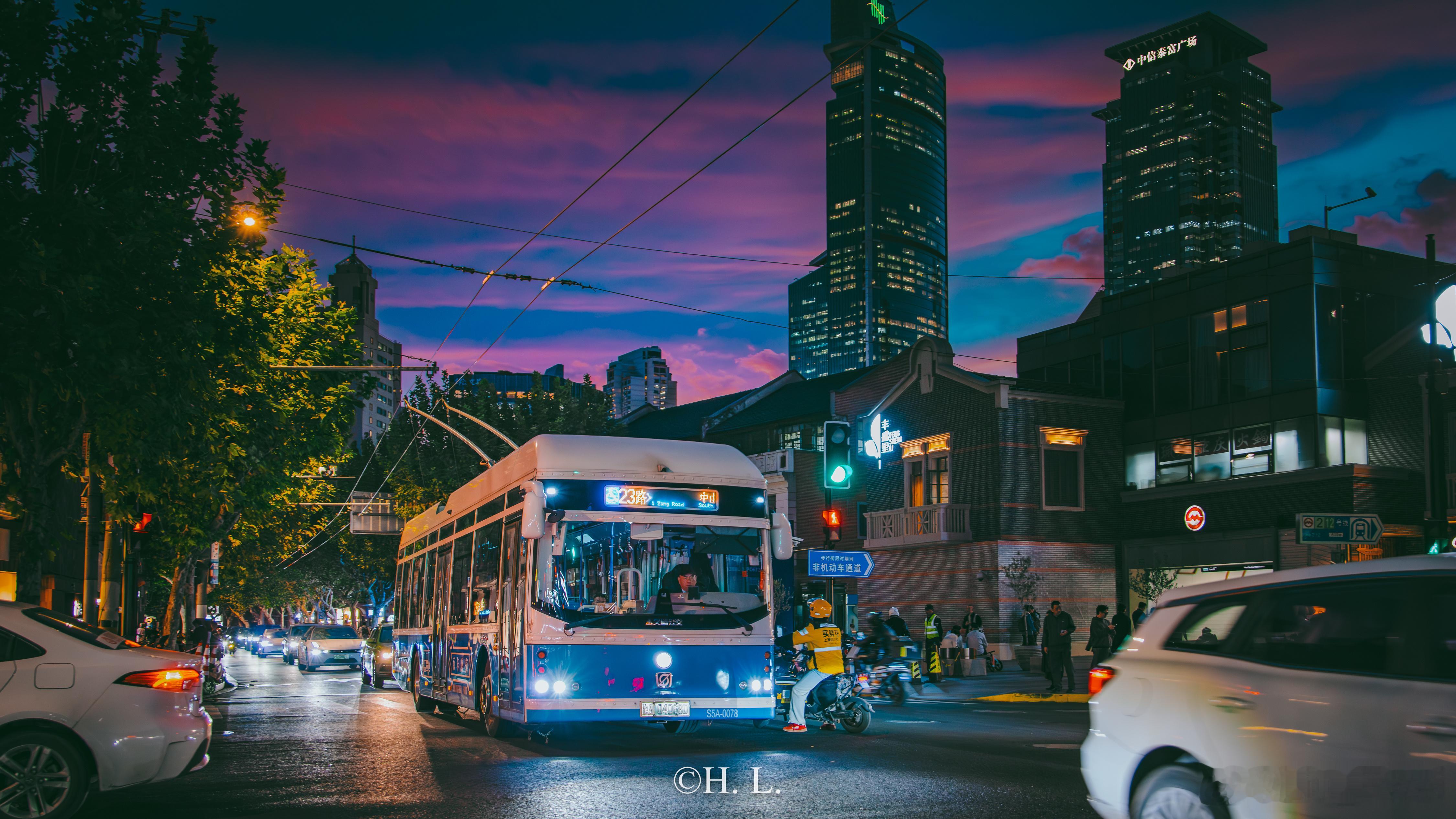 晚霞中的23路无轨电车。11月11日，上海天气通透，天空出现了火烧云。火烧云与威