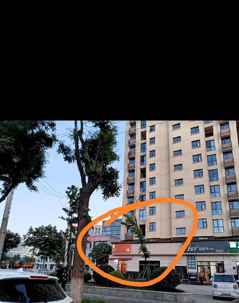 刚刷到一个帖子！我还真没注意到！
“不知道大家有没有注意到，
医院在哪里，哪里就
