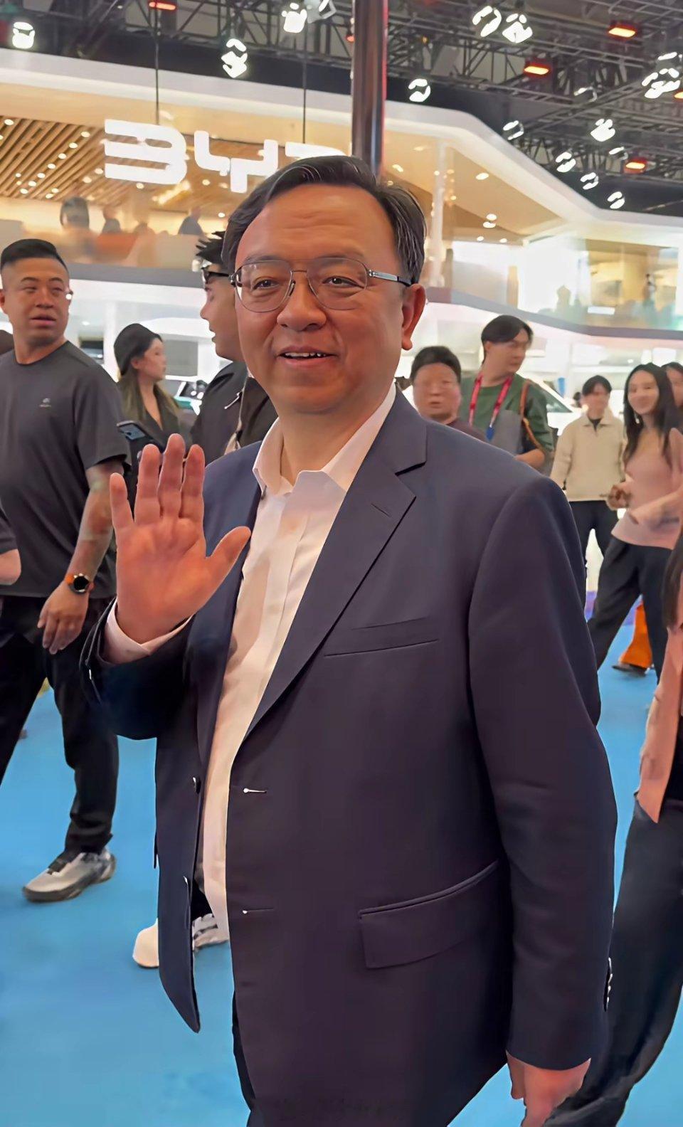 我相信宁德时代在车圈里喊一句：这些车企都是给我打工的。除了比亚迪会回一句：我自己