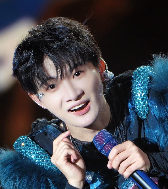 微博之夜上，周深又贡献了教科书级别的绅士名场面。容祖儿温柔摸脸，他乖巧配合；搀扶