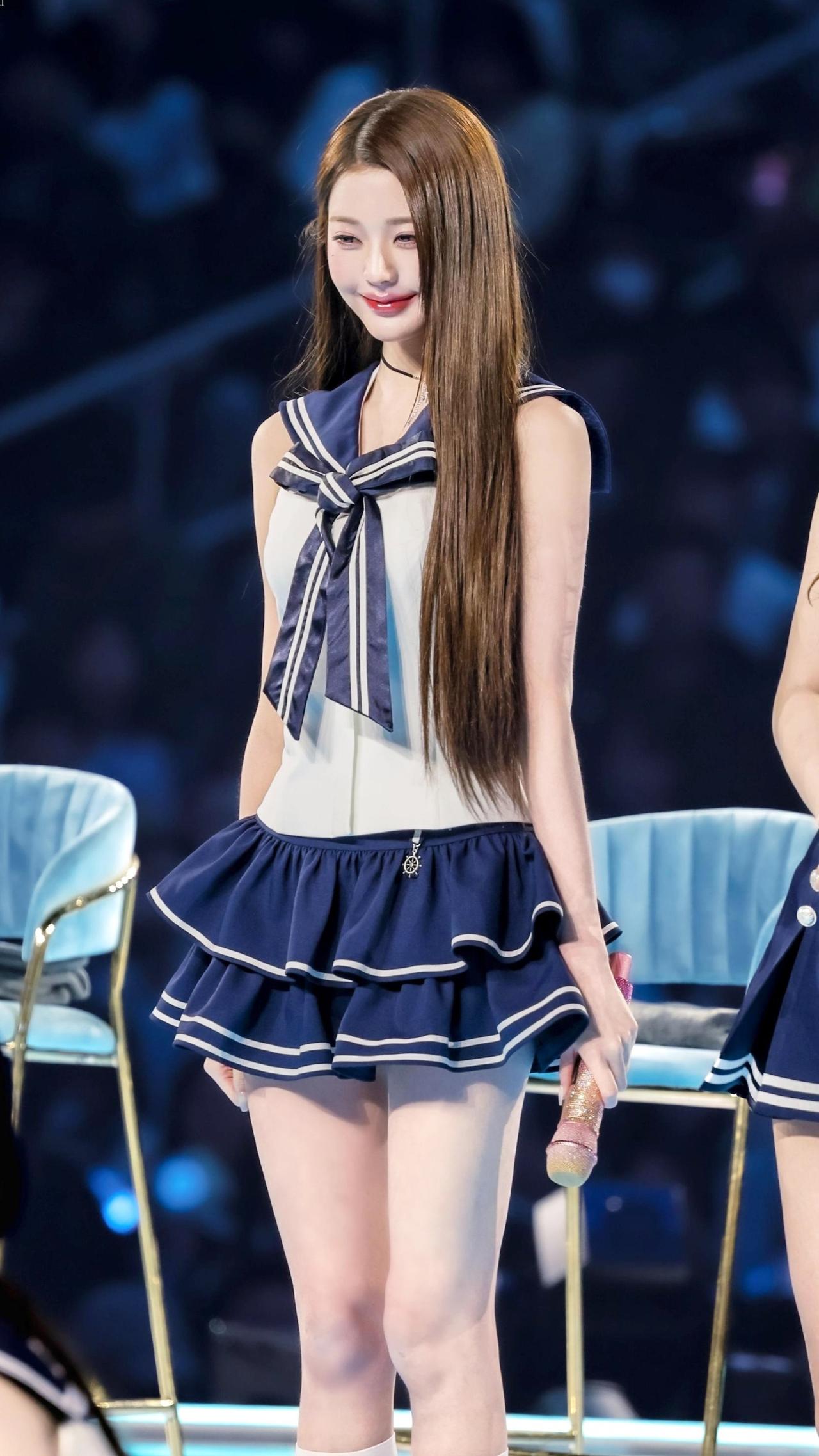 张元英歪头眨眼比心，软声撒娇，脸颊鼓鼓超可爱，甜度瞬间拉满，萌化全场。张元英 张