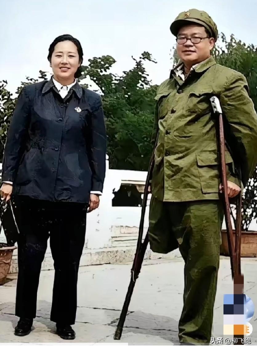 独腿走完长征的开国中将，身边站着最懂他的人。
 
这张照片里，拄着双拐的是开国中
