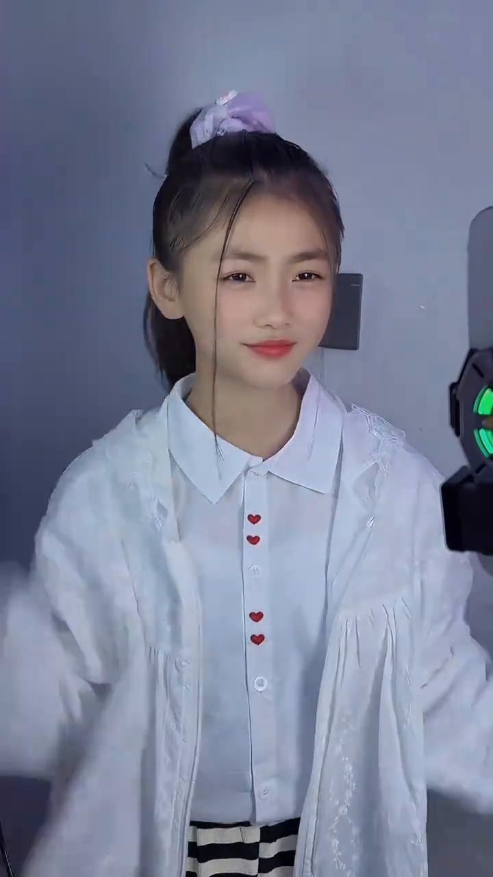 山路弯弯像绸带，我追着晨雾往前迈。野花开在石缝里，风一吹就对我笑开。山歌轻轻飘，