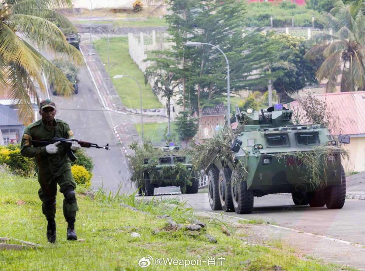 #兵器影像[超话]# 赤道几内亚军队进行演习，展示了中国制造的WZ-551装甲运