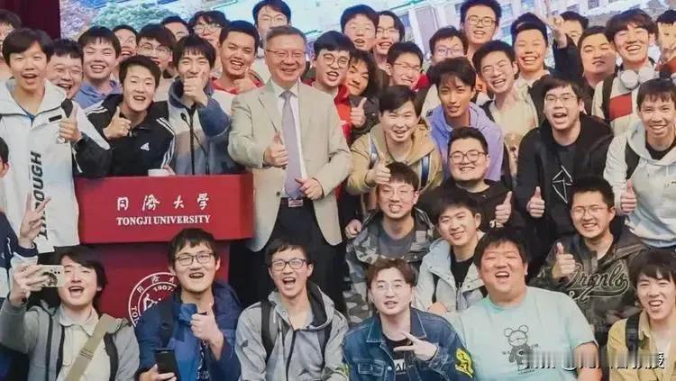 复旦大学张维为教授到同济大学做讲座，这两张图片在网络传播，引起很大争议。有很多人