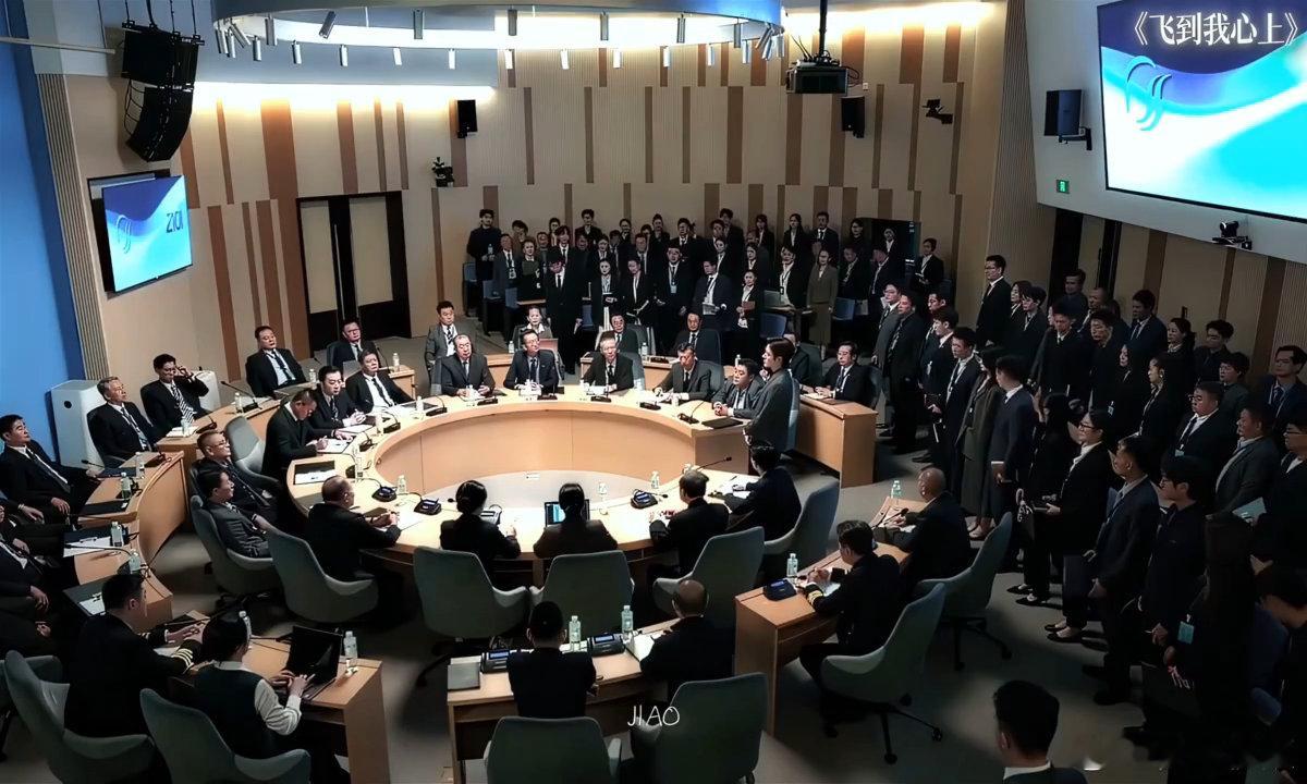 飞到我心上公司晨会这么气派剧中公司晨会的圆桌场面十分有梗。偌大圆桌开会，场面十分