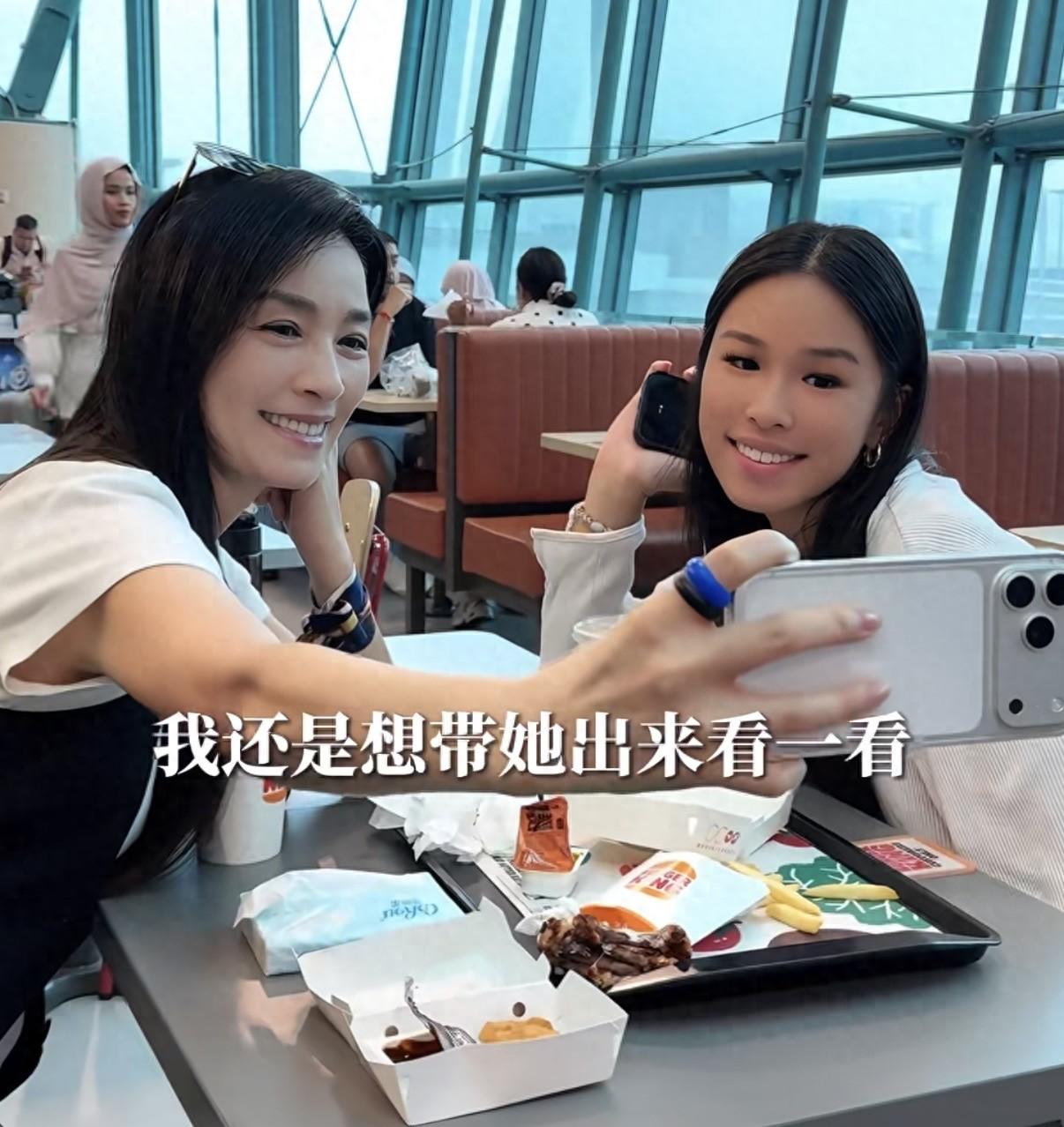 6月8日，张庭晒出和女儿在一起的旅行美照。56岁的张庭，容颜姣好、一副不老女神的