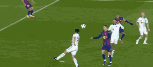 这莱万踢到空气墙了？这能造点也是离谱了！这剐蹭，莱万太知道怎么让对方全责了，不过