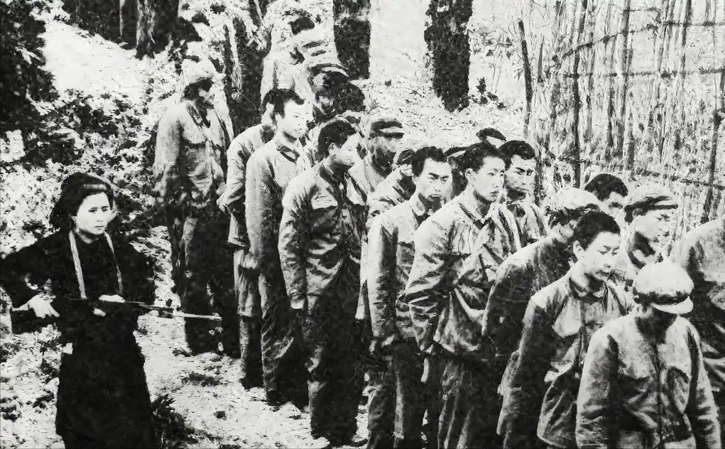 1979年，俘虏交换后，200多名战士终于回到祖国。他们刚刚跨过边境线，广州军区