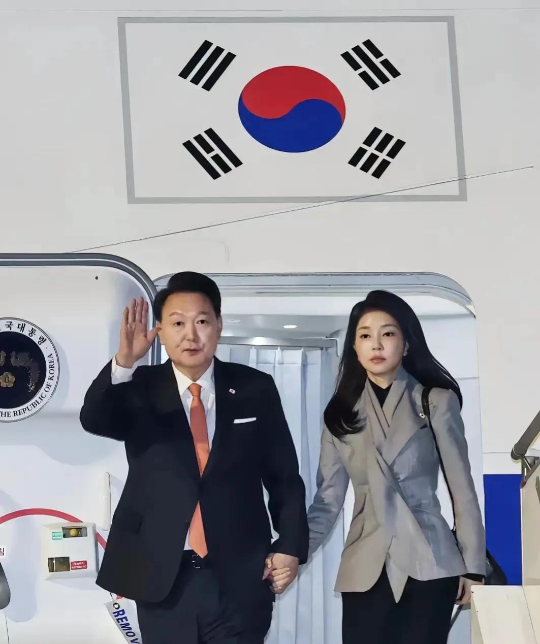 尹锡悦老婆金建希真的很丑！原来以为金建希很知性美！典型的韩国美女！但是看她这么喜