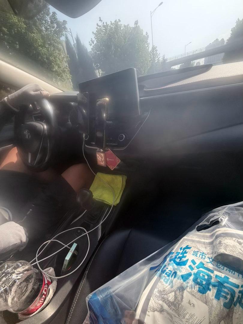 在大连打了个网约车 丰田卡罗拉人家还皮座椅呢 你的还是织物座椅你都不配当网约车 