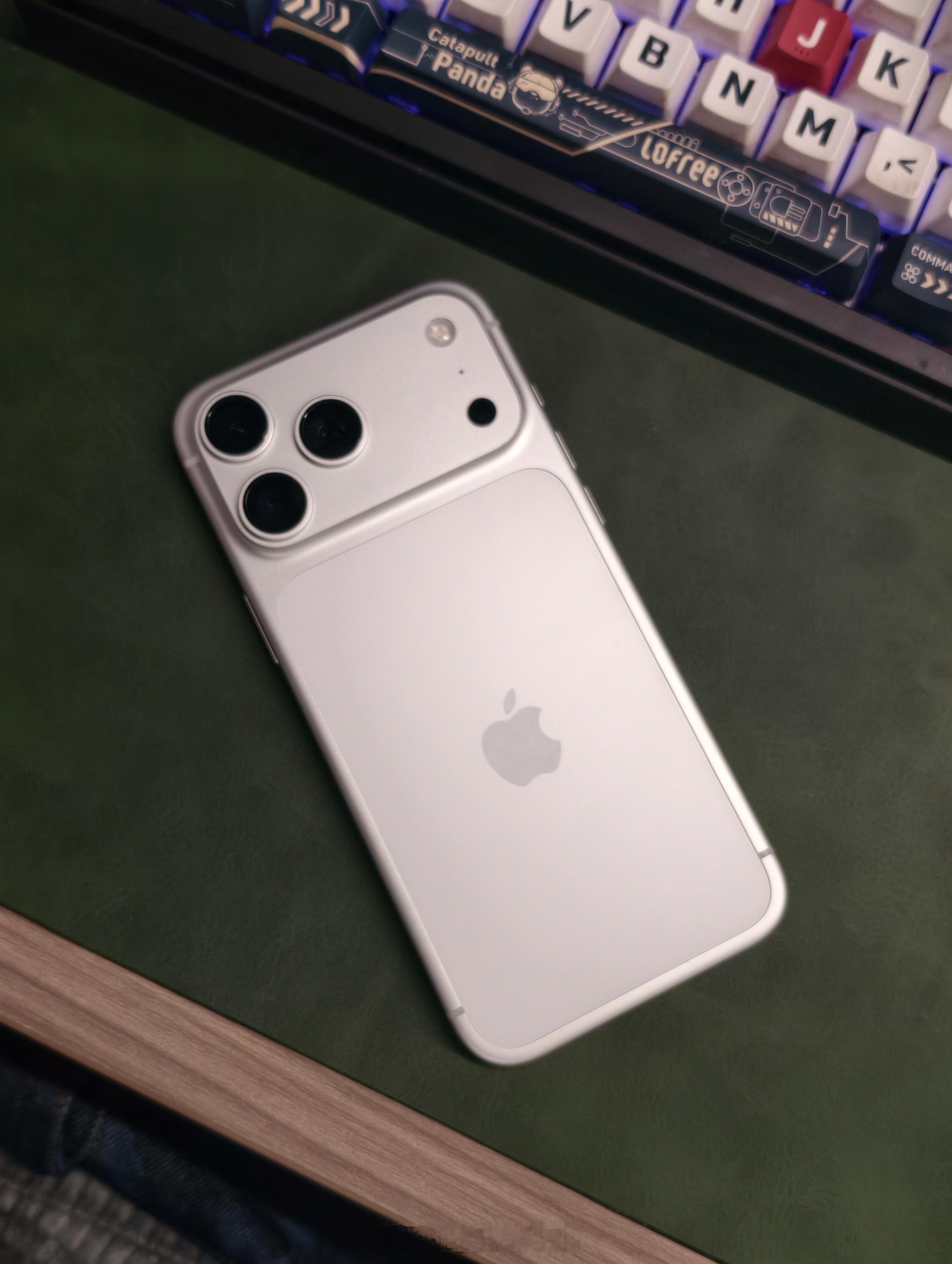 实测iPhone17Pro褪色情况 看来买银色还是明智的起码不会出现褪色情况目前