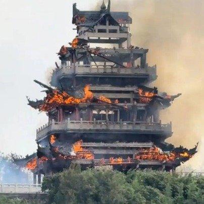 张家港文昌阁火灾，一根香烛烧毁仿古地标

江苏张家港凤凰山景区，一座仿古地标在火