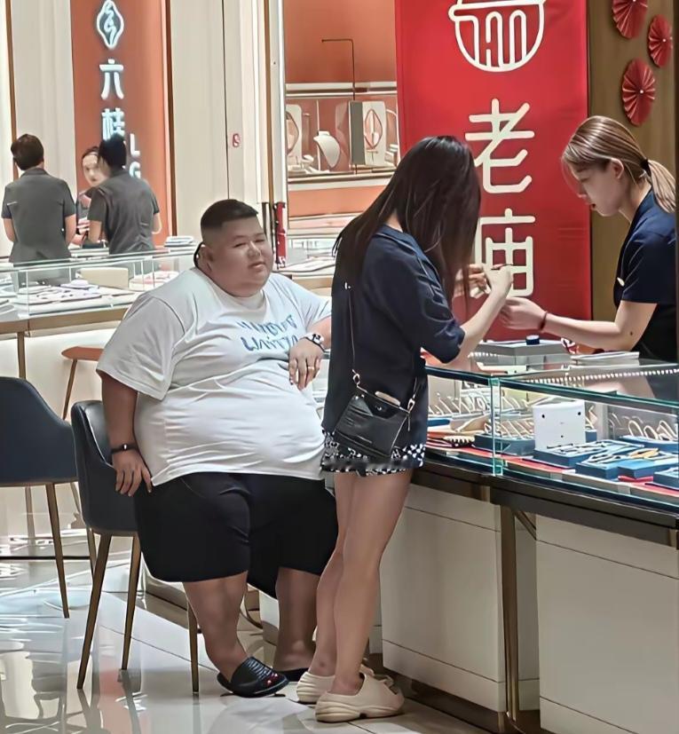 小胖银行卡的余额比身份证数字还长。什么是底气？什么是真爱？这实力买黄金是按斤买的