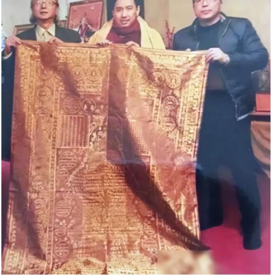 2005年，一件旧袈裟在北京拍卖，却无人问津，一男子觉得蹊跷，花9万买下。
 