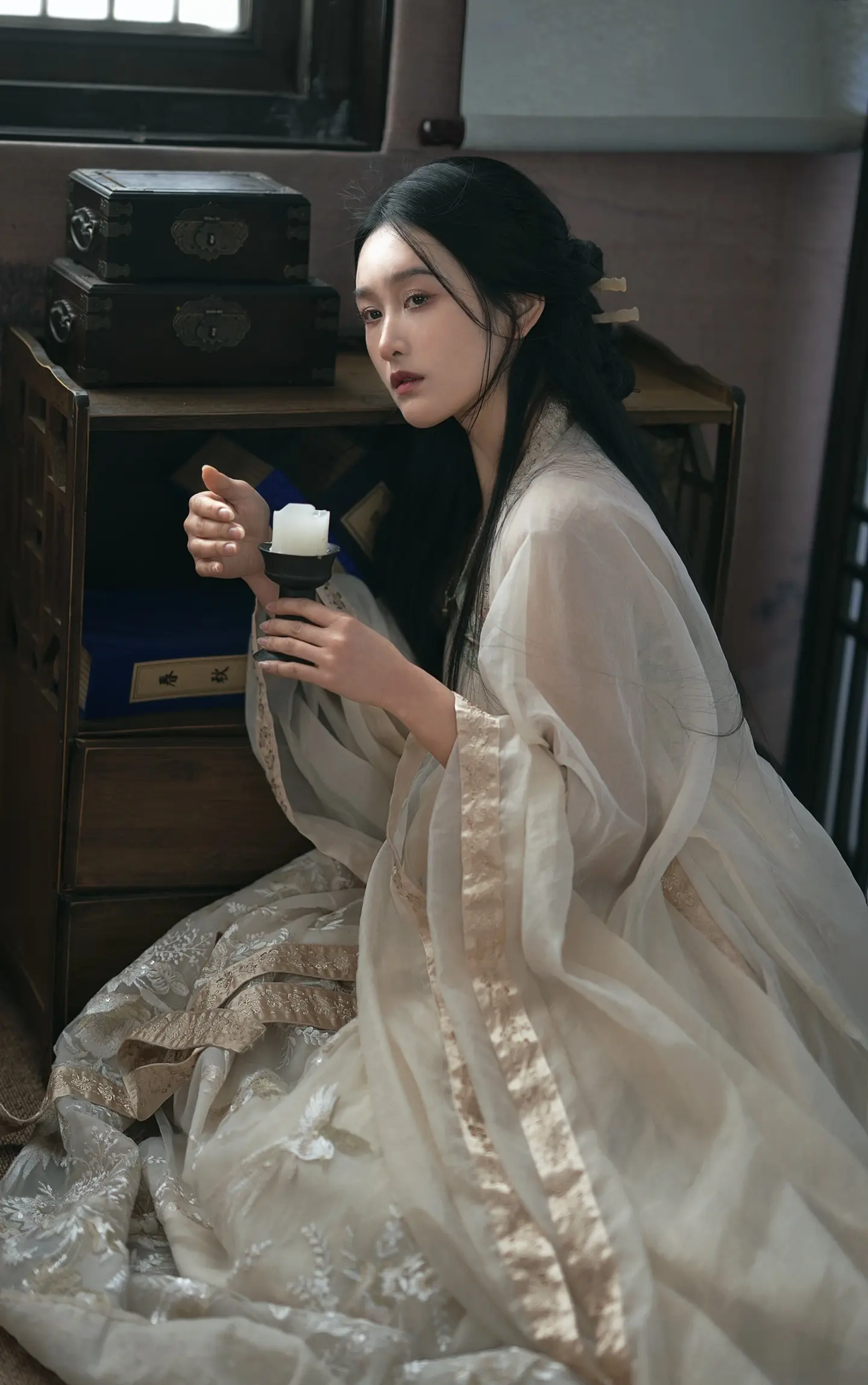 “灯火葳蕤，揉皱你眼眉”