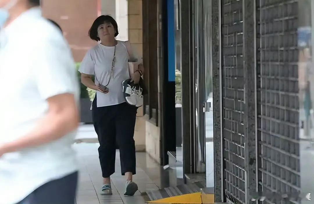 偶遇任家萱和男友接小腰果放学44岁Selina中年发福，已经胖到看不出脖子，肚子