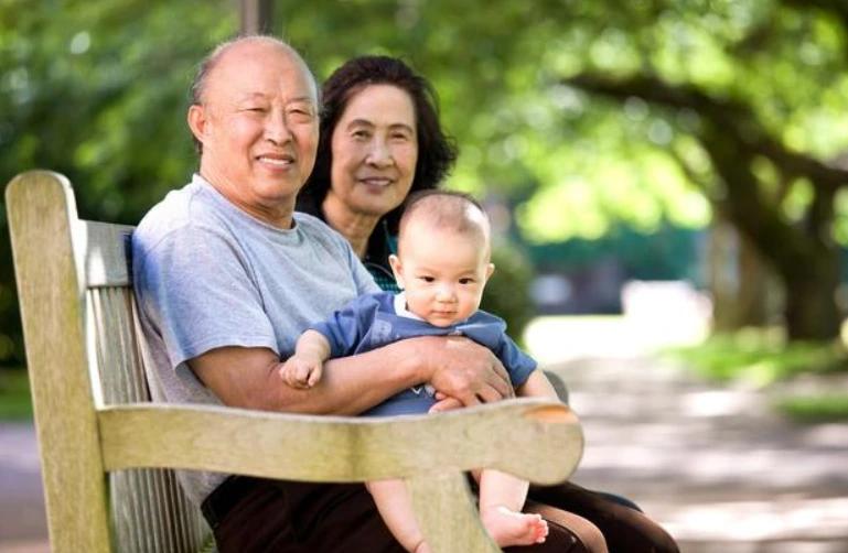 关键年龄勿让老人独带，宝妈悔悟：亲子时光不可失

在快节奏的现代生活中，许多家庭