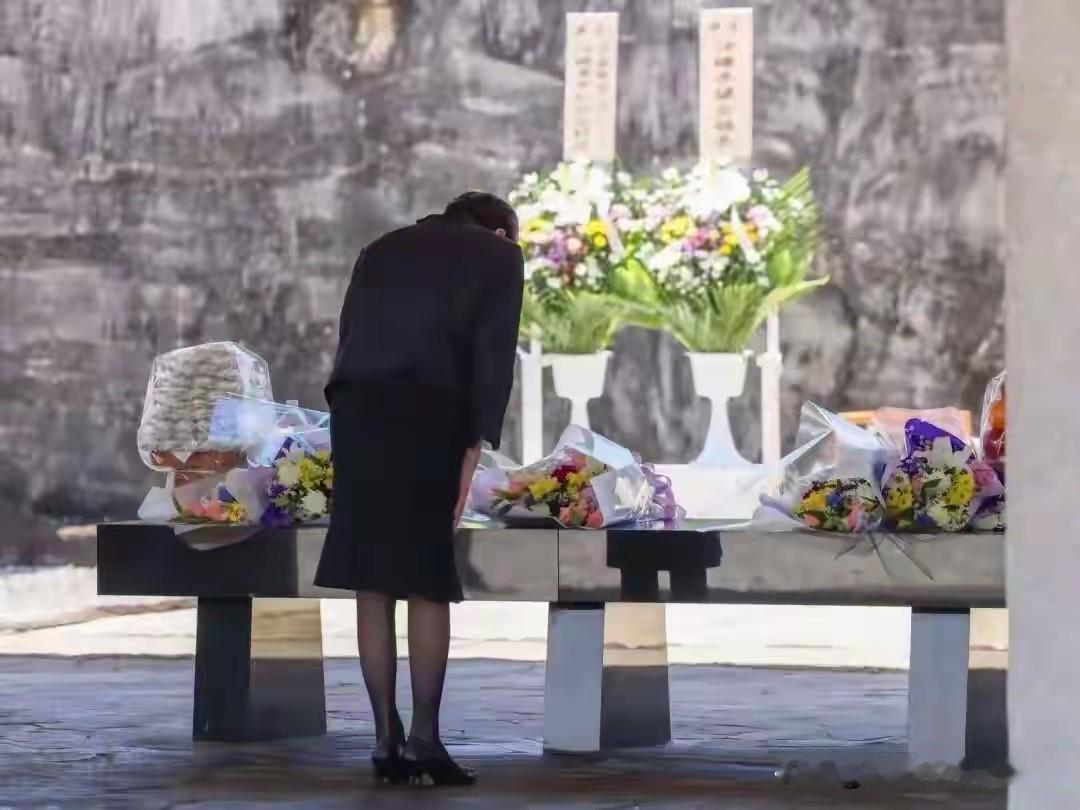 高市早苗是否真心的低头！


日本首相高市早苗去日本自称的冲绳悼念了，她去战殁者