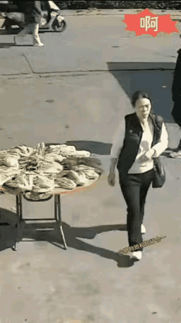这个年岁大的人，早不走晚不走，偏等到有车子来，掀翻桌子走，不知道这一刻他怎么想的