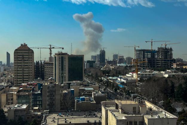 美以这次要大打出手，首轮空袭预计持续4天，伊朗总统和最高领袖一个也不放过

美以