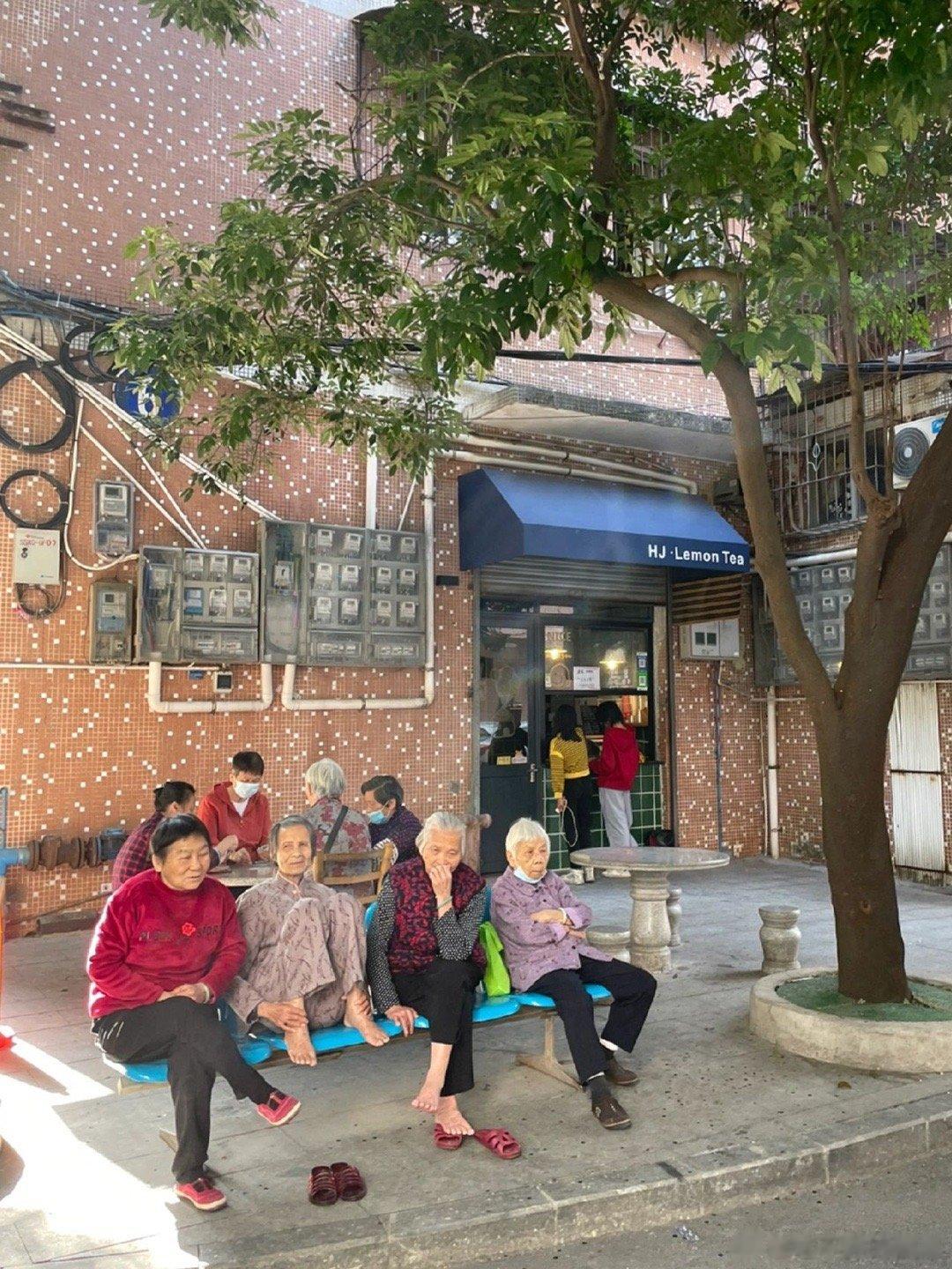 床搭子、工位搭子、厕所搭子、钓鱼搭子、健身搭子……从小孩到老人当代人是 ​​​