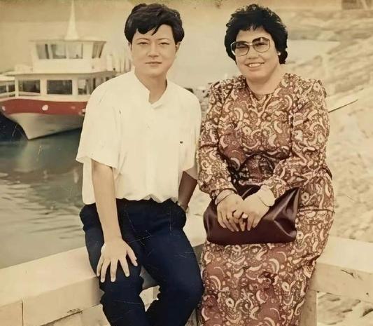 对方是电信系统的铁饭碗，在那个年代，这几乎是所有女性梦寐以求的归宿。

谁能想到