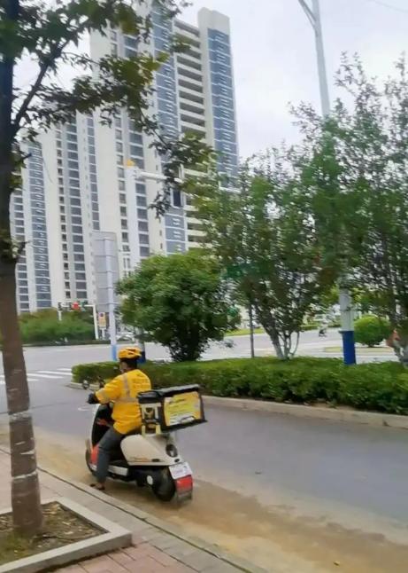 这就是命！2025年5月5日，北京一快递小哥在一栋别墅送快递，发现女主人前一天的