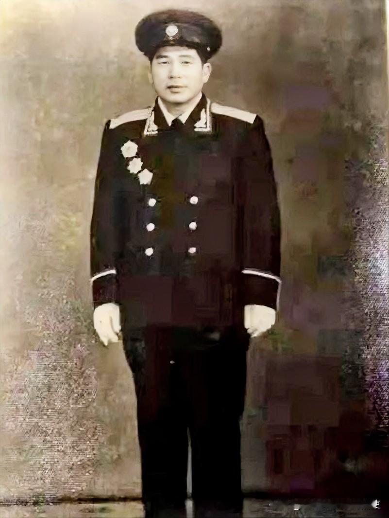 [微风]1937年，西路军特务团李宽和正趴在杂树丛里，突然一个被敌人追赶的红军拼