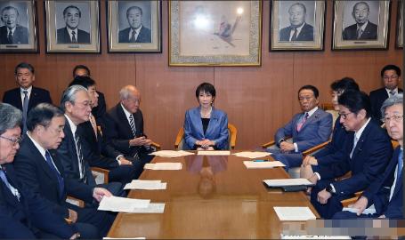 日本现在麻烦大了，经济可能撑不住，工业要出大问题，拜登时代美国对中国打科技战，日